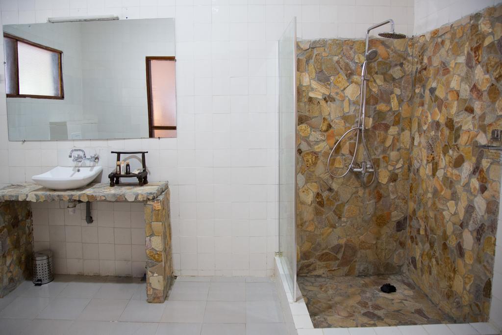أبيدجان Bushman Cafe Hotel المظهر الخارجي الصورة